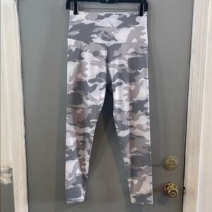 Onzie high basic Middie leggings in dust camo size M/L Camouflage